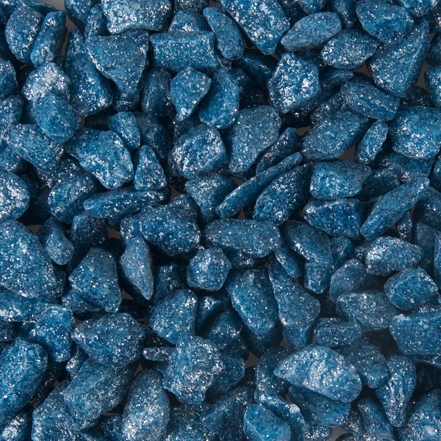 Flamingo Neon glitter   Grind GRIND NEON GLITTER DONKERBLAUW 1KG Dit grind geeft jouw aquarium een veel vrolijker aanzicht met de glitter. Bovendien verbergt het ook verschillende dingen die je liever niet ziet liggen. Het is belangrijk om de steentjes eerst even af te spoelen voordat je ze in het aquarium doet. Je kunt de bodem bedekken met een laag van 3 tot 10 cm steentjes.