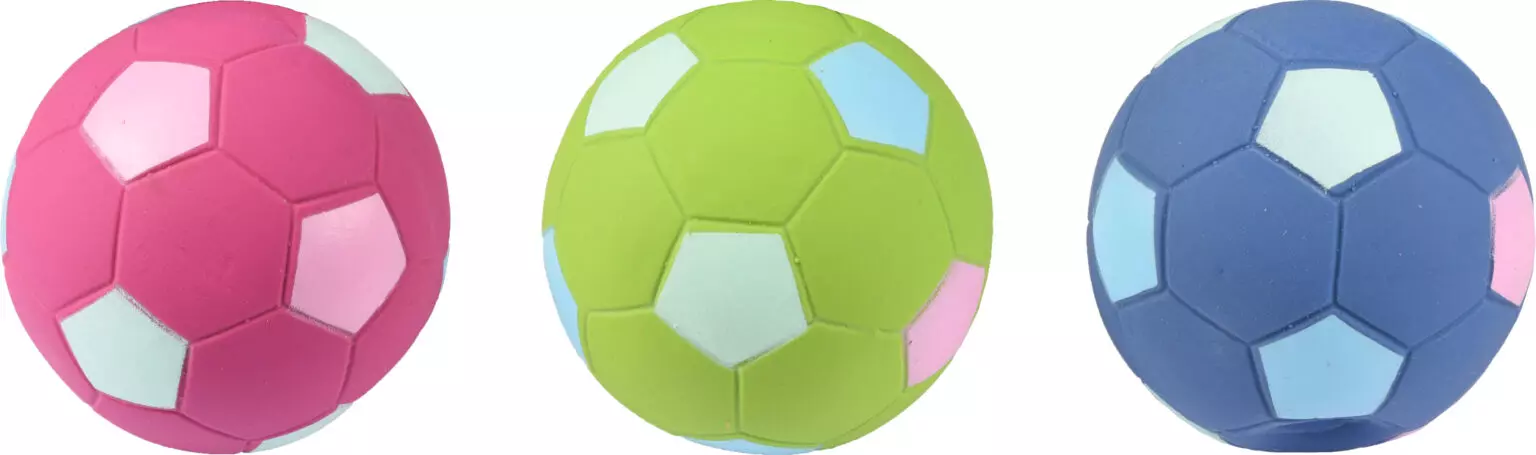 Flamingo Wendela   Speelgoed LATEX VOETBAL DISPLAY 6CM Deze 6cm latex voetbal display is ideaal voor honden die hun voetbalvaardigheden willen tonen. Het duurzame materiaal en de squeaker zorgen voor extra speelplezier. Geschikt voor apporteren en spelen.